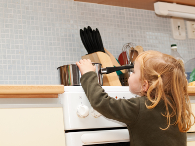 Danger cuisine enfant ISTOCKPHOTO Art-de-vivre
