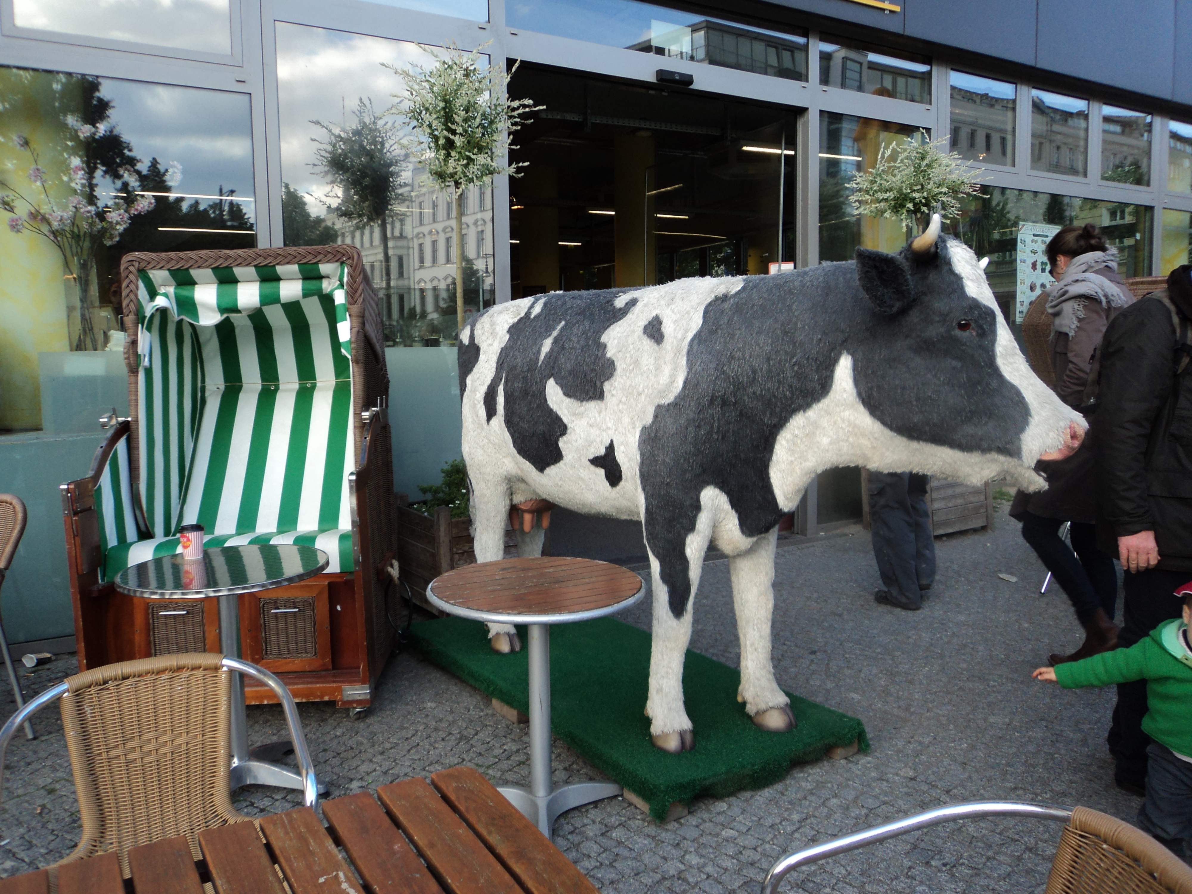 Devant une épicerie bio à Berlin, Casarazzi