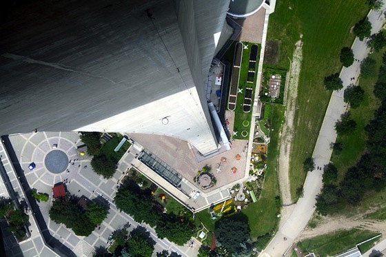 Vue à travers le plancher de verre de la Tour du CN. Photo Wikipedia CCAS (Francklin)