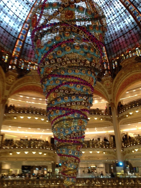 Sapin tête en bas de jour, Gallerie Lafayette, Paris. Photo Casarazzi.