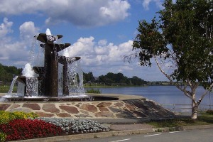 Rouyn Noranda, Fontaine du lac Osisko. Photo de Mathieu Pelletier sur Wikipedia 