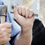 Tregny, France - Juillet 2013: Guédelon - reconstruction du château avec les mêmes techniques et matériaux utilisés au Moyen Âge. L'homme montre un croquis du résultat prévu en 2022 (traduction libre. Photo Rrrainbow iStock.com).