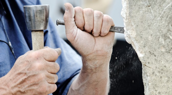 Tregny, France - Juillet 2013: Guédelon - reconstruction du château avec les mêmes techniques et matériaux utilisés au Moyen Âge. L'homme montre un croquis du résultat prévu en 2022 (traduction libre. Photo Rrrainbow iStock.com).