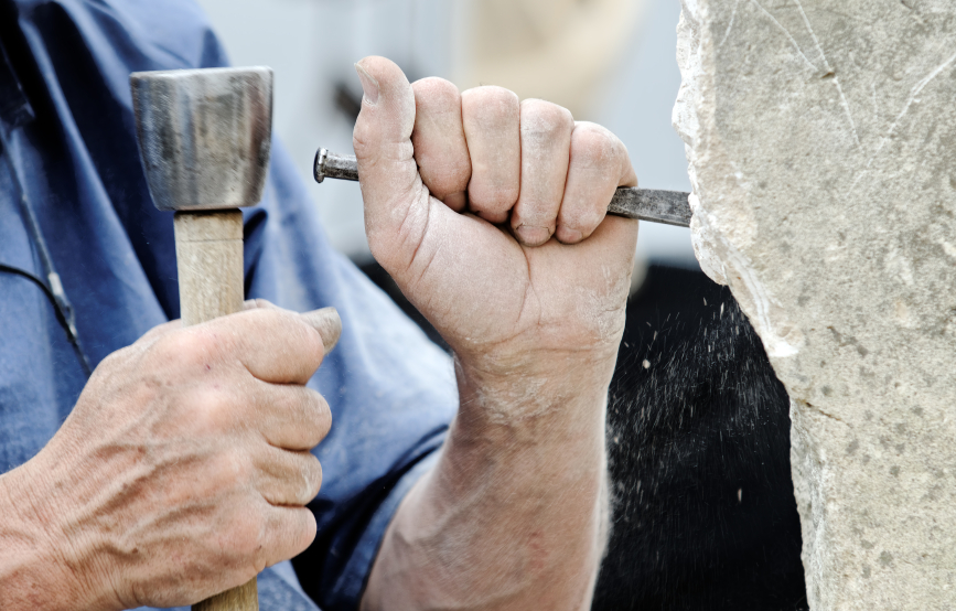 Tregny, France - Juillet 2013: Guédelon - reconstruction du château avec les mêmes techniques et matériaux utilisés au Moyen Âge. L'homme montre un croquis du résultat prévu en 2022 (traduction libre. Photo Rrrainbow iStock.com).