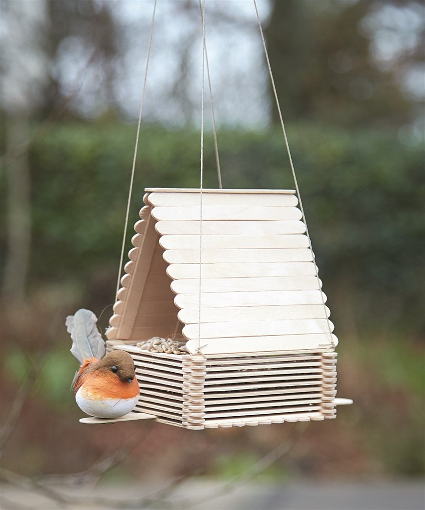 Attirer les oiseaux au jardin en hiver : nichoir et mangeoir